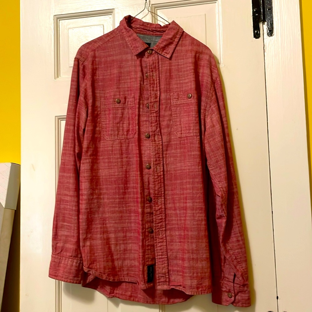 Jach’s chambray shirt in red. Long sleeves. Two buttoned pockets. Size small.